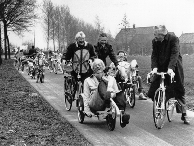 842785 Afbeelding van de gedeputeerde in de provincie Utrecht, Doede Kok, die per ligfiets de nieuwe fietsverbinding ...